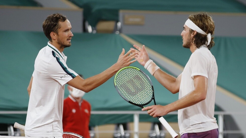 الروسي مدفيديف يخرج من