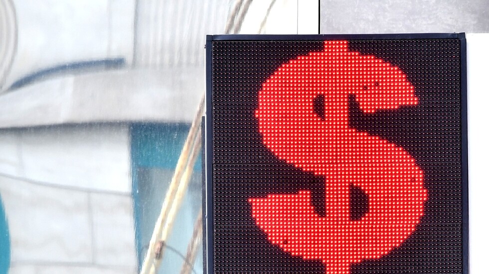 روسيا.. الدولار يهبط إلى دون مستوى 72 روبلا لأول مرة منذ نحو عام