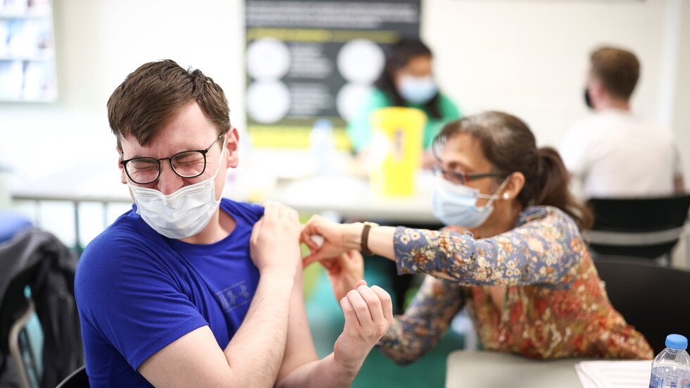 إحصاء: واحد من كل 8 شبان في بريطانيا متردد في تلقي لقاح كورونا