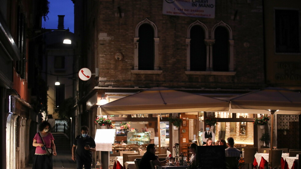 إيطاليا.. 77 وفاة و2199 إصابة جديدة بكورونا