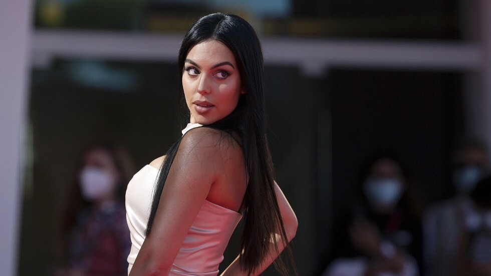 جورجينا توجه رسالة خاصة لرونالدو (صور)