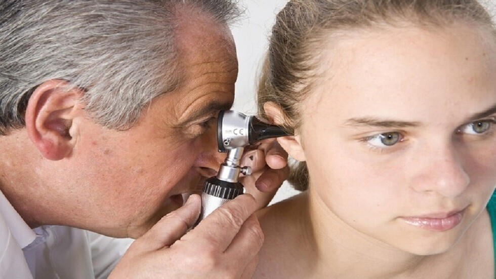 طبيبة تكشف سبب انخفاض السمع عند مرضى