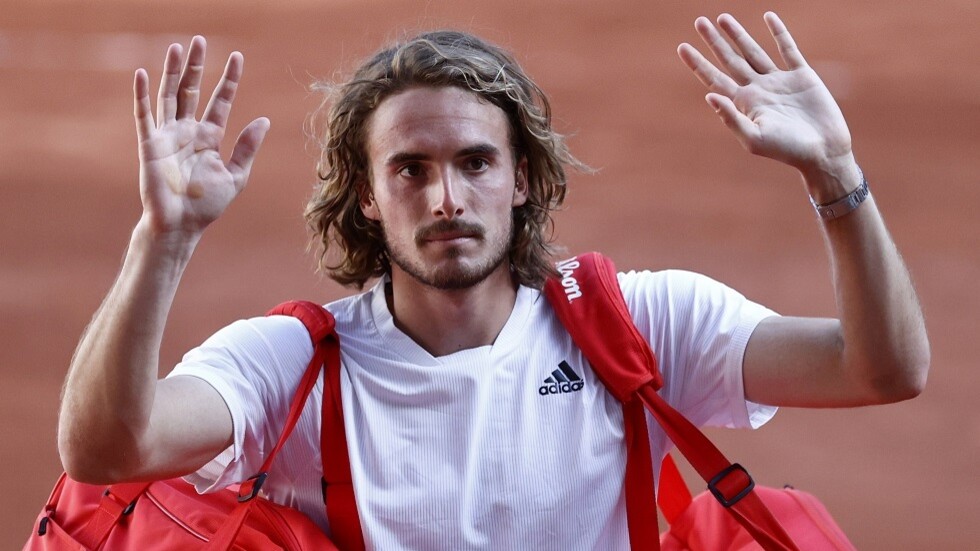 تسيتسيباس الرائع يبلغ نهائي