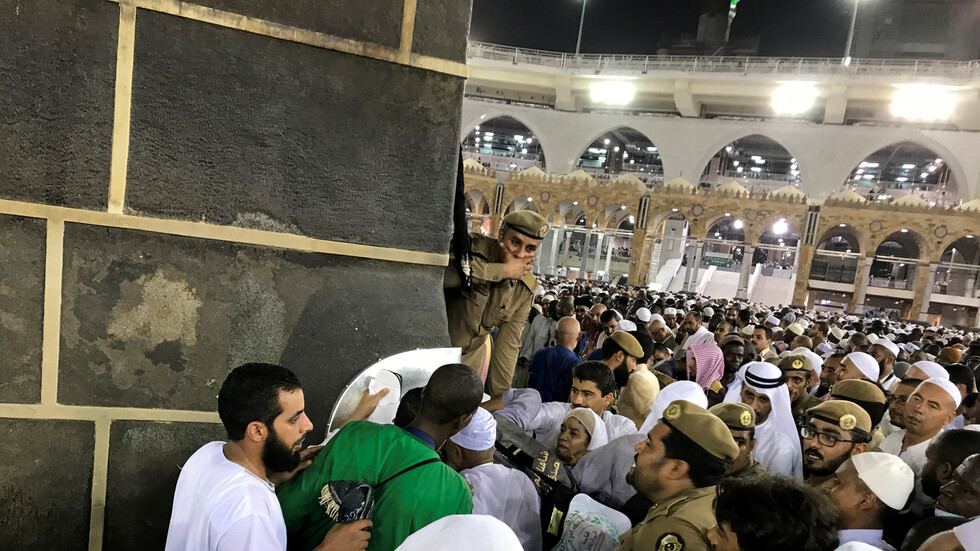 دار الافتاء المصرية تصدر "فتوى" جديدة بخصوص "الحجر الأسود"