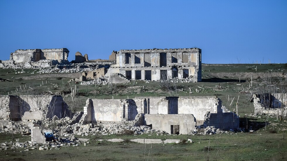 أذربيجان تسلم إلى أرمينيا 15 أسيرا مقابل خرائط حقول ألغام