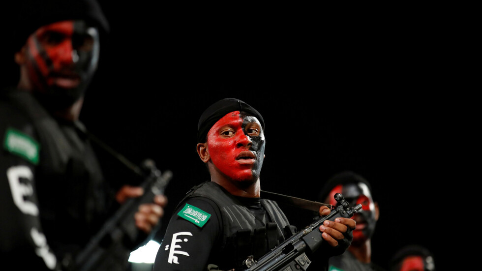 السعودية..الأمن العام يستعرض القبض على عدد من مرتكبي الجرائم بينهم سعوديون وعرب وأجانب (فيديو)