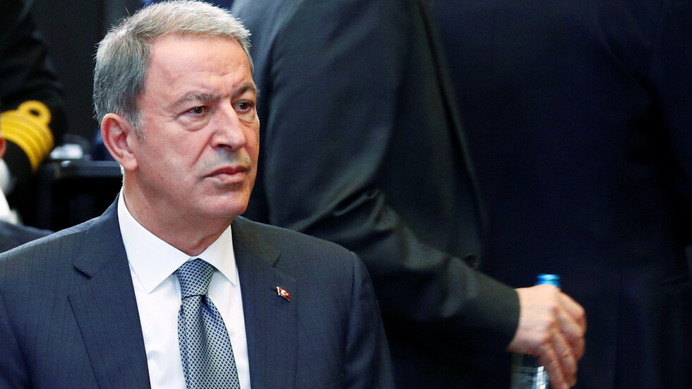 وزير الدفاع التركي يهاجم حفتر ويقول: على العالم ألا ينسى جرائمه