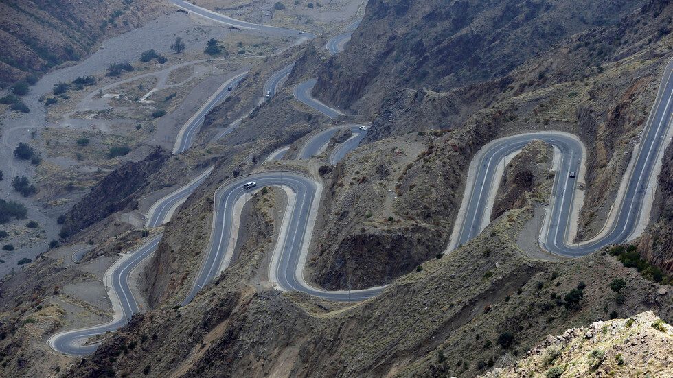 السعودية.. صاعقة رعدية تشعل حريقا في جبل "عفر" والأرصاد تنبه عبر نظام الإنذار المبكر (فيديو)