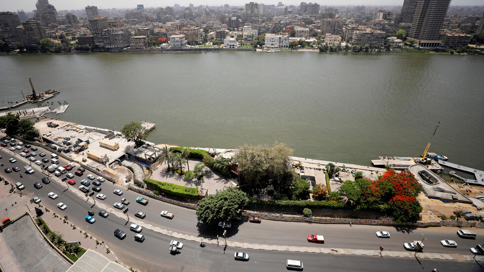 الكشف عن سعر إحدى لوحات شقة 