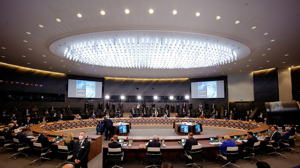 "رويترز" : تواصل بين "الناتو" وقطر لتوفير قاعدة لتدريب القوات الأفغانية بعد الانسحاب