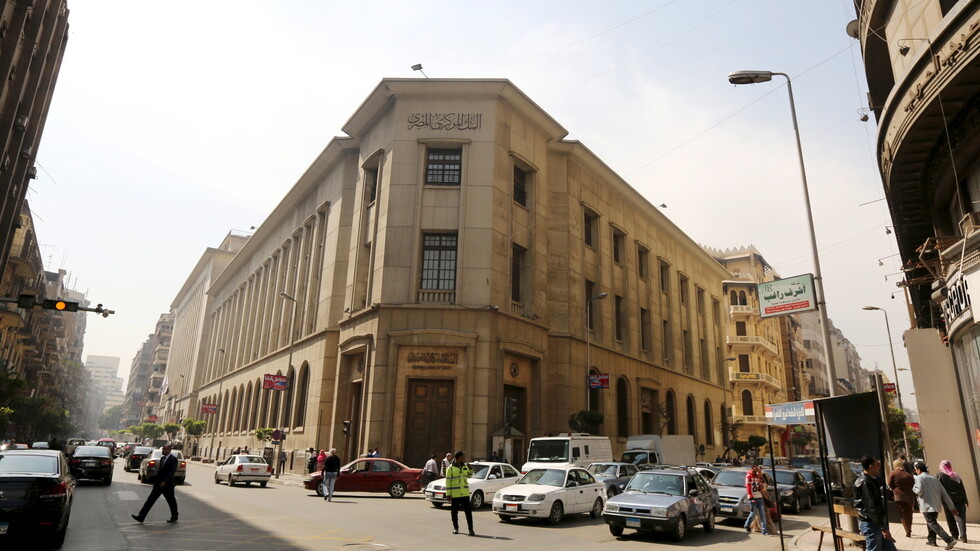 استطلاع: توقعات بأن يبقي المركزي المصري على أسعار الفائدة دون تغيير