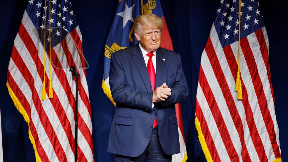 "بوليتيكو": تخوف لدى دور النشر من إبرام صفقة تأليف كتاب مع ترامب