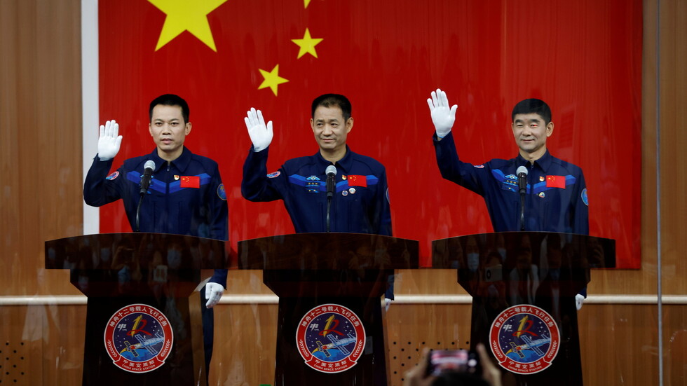 في أول مهمة مأهولة منذ 5 سنوات.. الصين ترسل 3 رواد إلى الفضاء