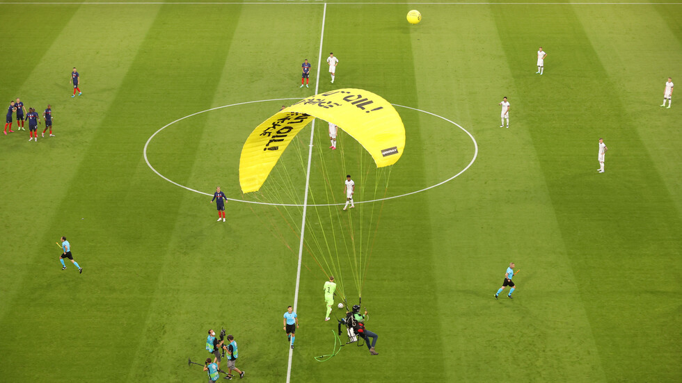 تفاصيل جديدة بشأن الاقتحام المظلي في مباراة فرنسا وألمانيا (فيديو)