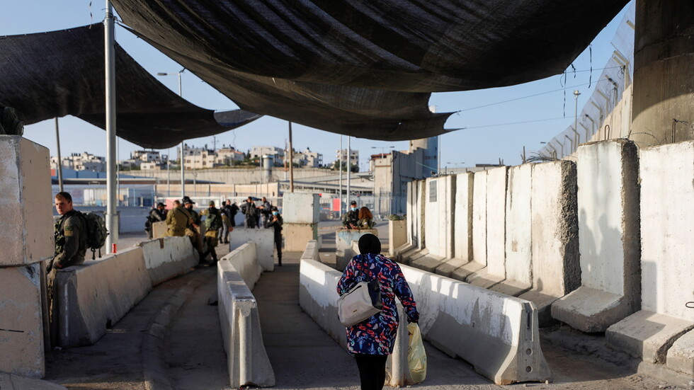 وفا: الجيش الإسرائيلي يقتل سيدة فلسطينية سلكت طريقا عسكريا بالخطأ (صورة+فيديو)