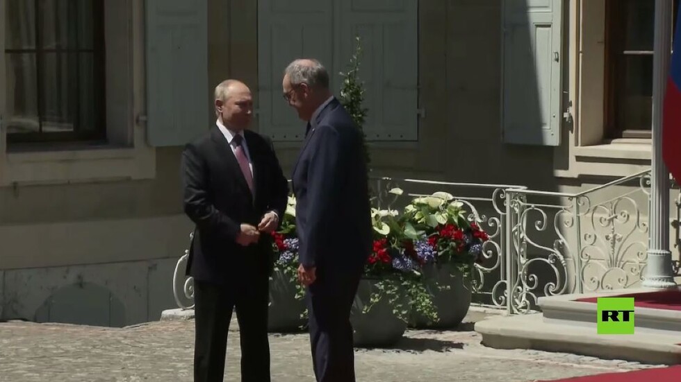 لحظة وصول بوتين إلى قصر لا غرانج