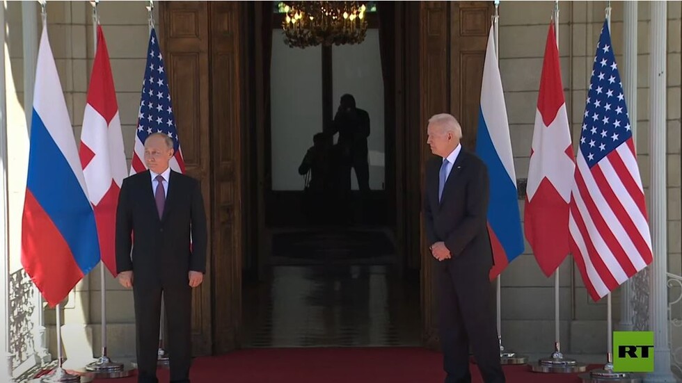 بوتين وبايدن يتصافحان في بداية قمتهما في فيلا 