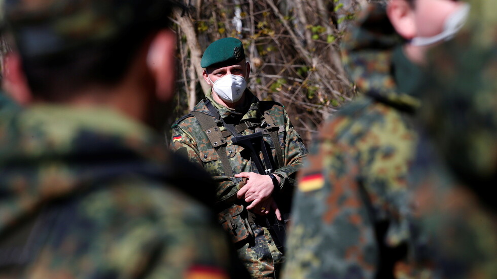 فصل جنود ألمانيين من الخدمة بعد غنائهم "happy birthday" لهتلر