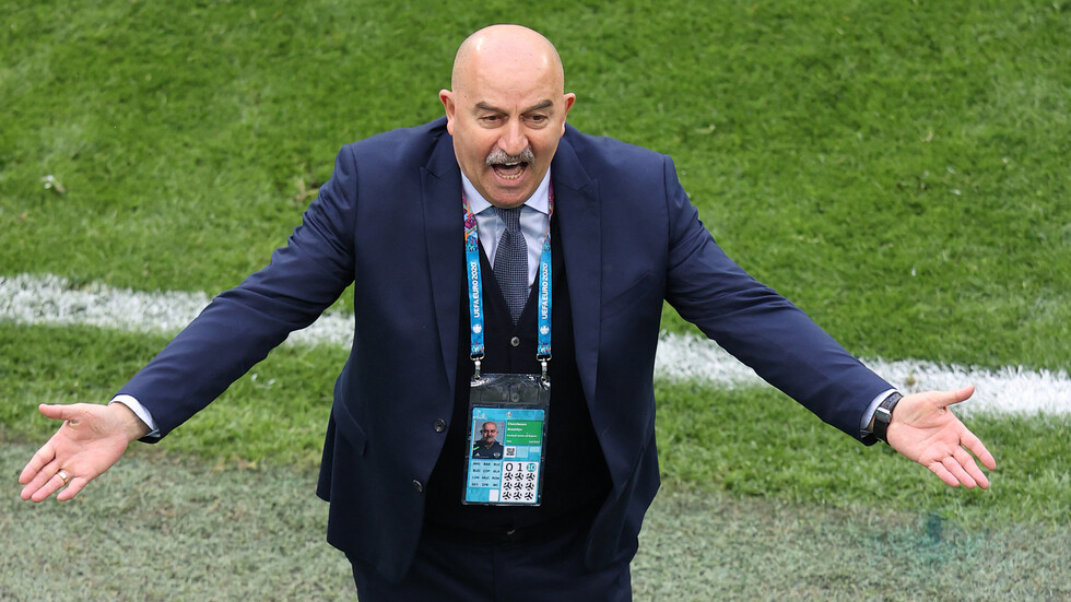 مدرب المنتخب الروسي يعاكس