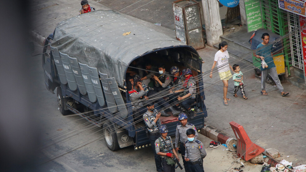 تجدد القتال في ميانمار يدفع بالآلاف للفرار إلى الغابات