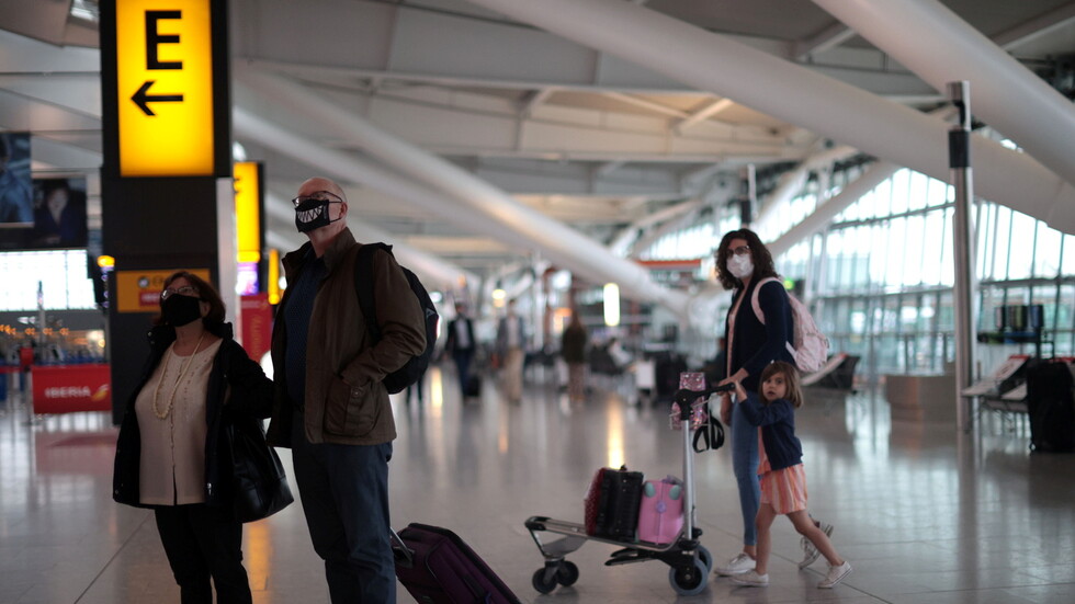 بريطانيا تدرس تخفيف قيود السفر لمن تلقوا لقاح كورونا