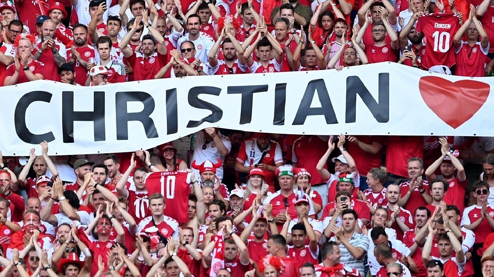 في مشهد إنساني.. توقف مباراة الدنمارك وبلجيكا لمدة دقيقة دعما لإريكسن (فيديو)