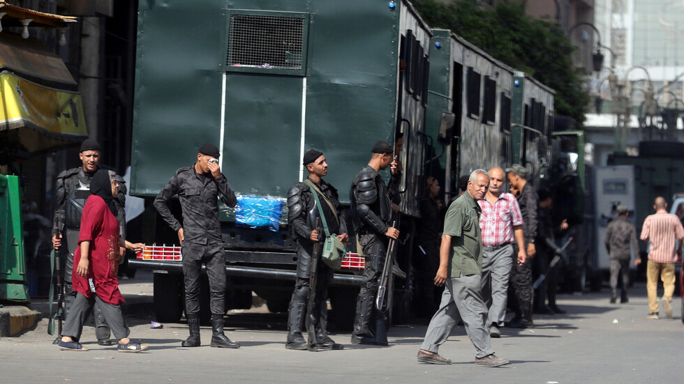 واقعة غريبة في مصر.. شخص يقوم باستخراج أكفان الموتى