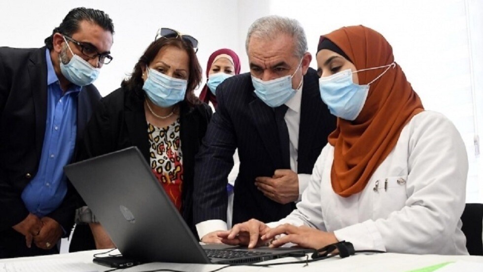 صلاحيتها على وشك الانتهاء.. رئيس الوزراء الفلسطيني يوجّه بإرجاع لقاحات كورونا المستلمة من إسرائيل