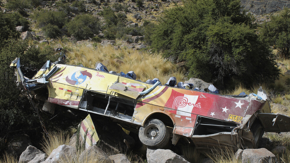 بيرو.. مصرع 17 شخصا جراء سقوط حافلة في واد