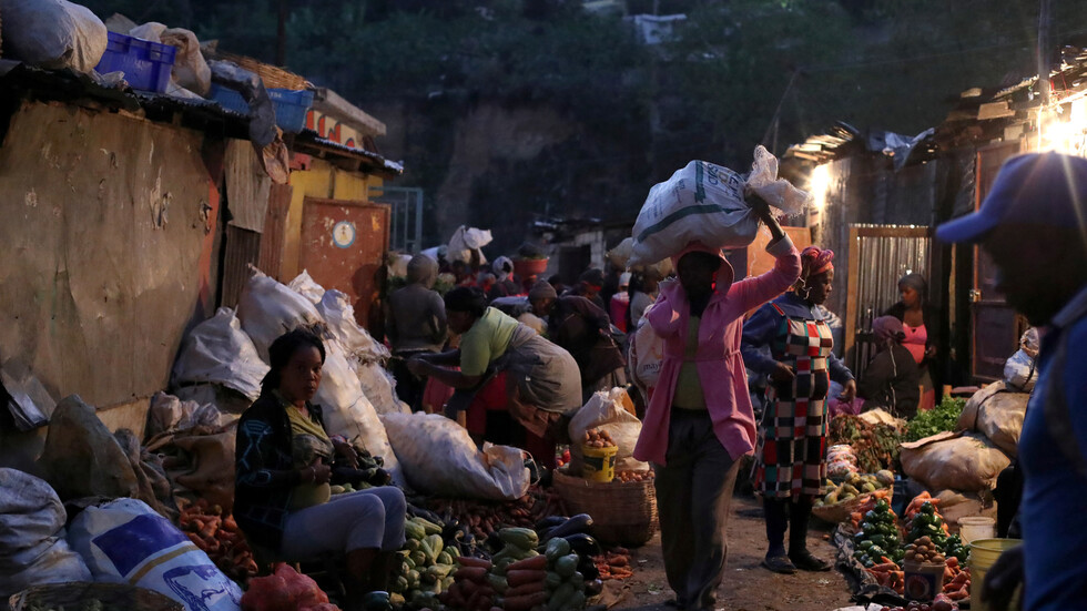 عنف العصابات يدفع سكان أحياء فقيرة في العاصمة الهايتية إلى الهرب