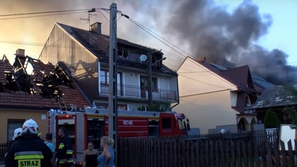 بولندا.. إصابة 9 أشخاص بحريق أتى على 30 بيتا (صور + فيديو)