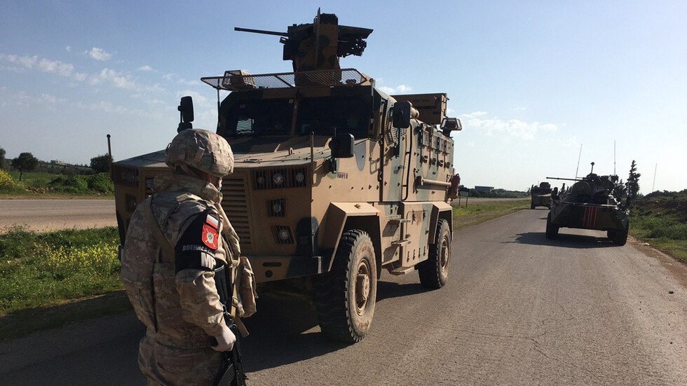 بالفيديو.. الجيش الروسي يجبر دورية أمريكية شمالي سوريا على التراجع