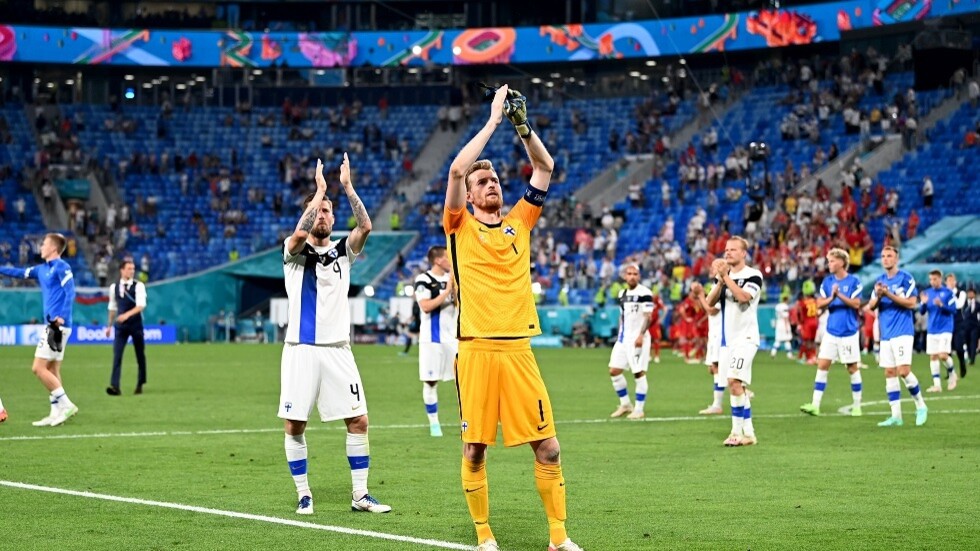 شاهد.. حارس مرمى يسجل هدفا على نفسه بطريقة كوميدية ويفرط ببطاقة التأهل في 