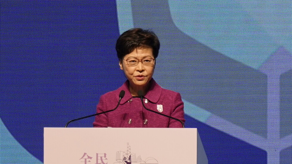 زعيمة هونغ كونغ تتهم حكومات أجنبية بتهديد أمن المدينة