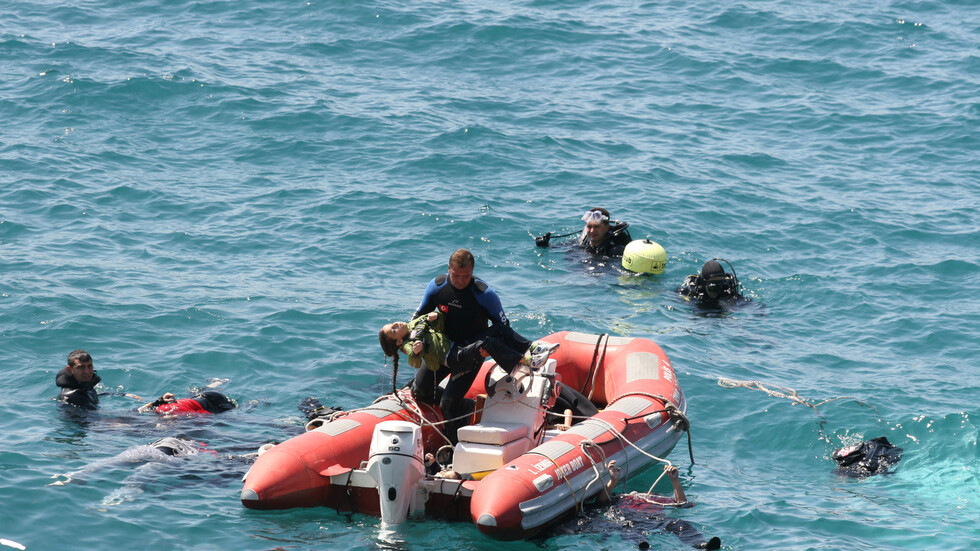 إيطاليا.. وقف قارب صيد يحمل 89 مهاجرا