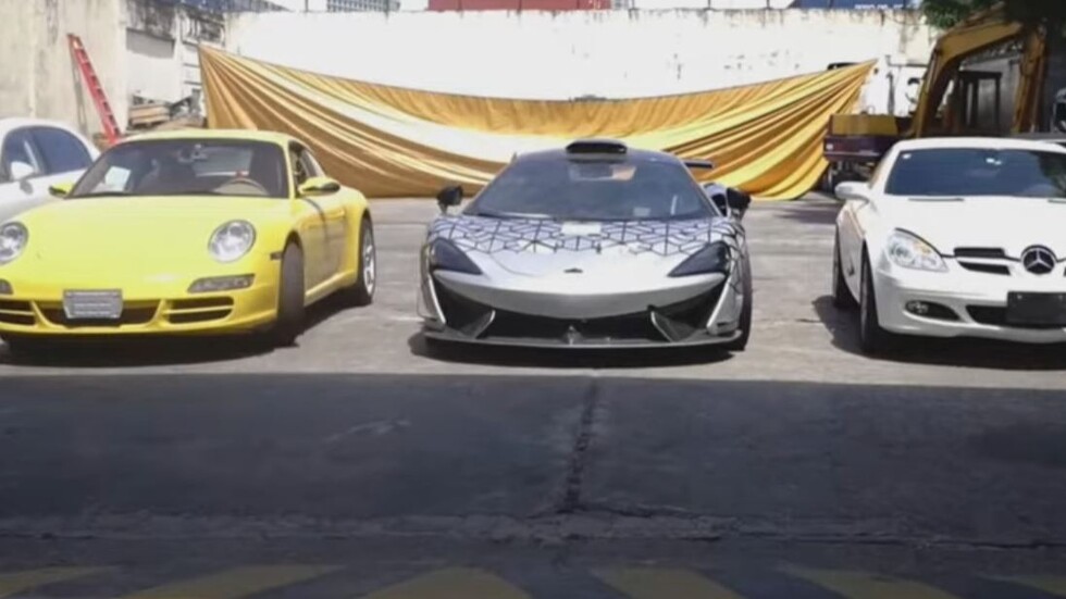 شاهد.. تدمير سيارات فارهة قيمتها ملايين الدولارات