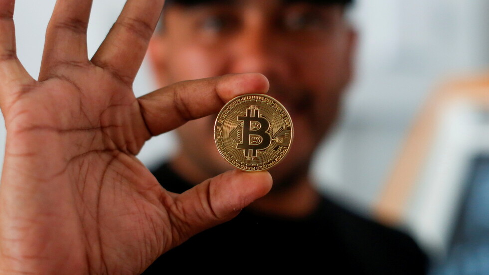 بعد هبوط حاد.. عملة 