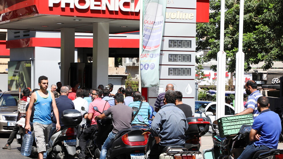 بالفيديو.. محتجون يستولون على صهريج محروقات شمالي لبنان