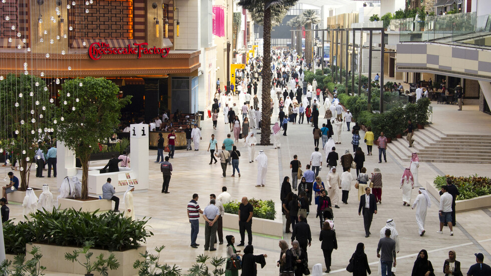 الكويت.. بدء تطبيق قرار منع غير المطعمين من دخول المجمعات التجارية