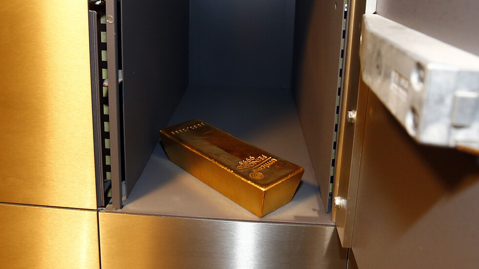 الأصفر الرنان يتراجع بفعل قوة الدولار