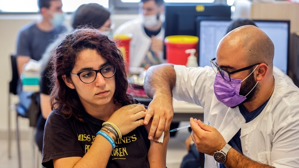 إسرائيل تقرر إعادة فرض ارتداء الكمامات في الأماكن المغلقة للحد من الجائحة