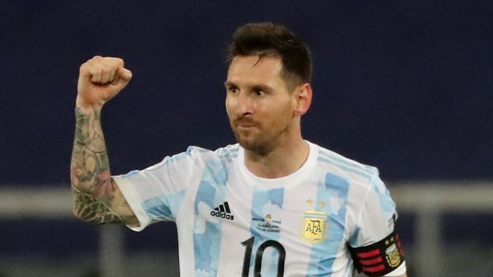 شاهد.. نجوم الأرجنتين يفاجئون زميلهم ميسي في عيد ميلاده بهدايا غريبة