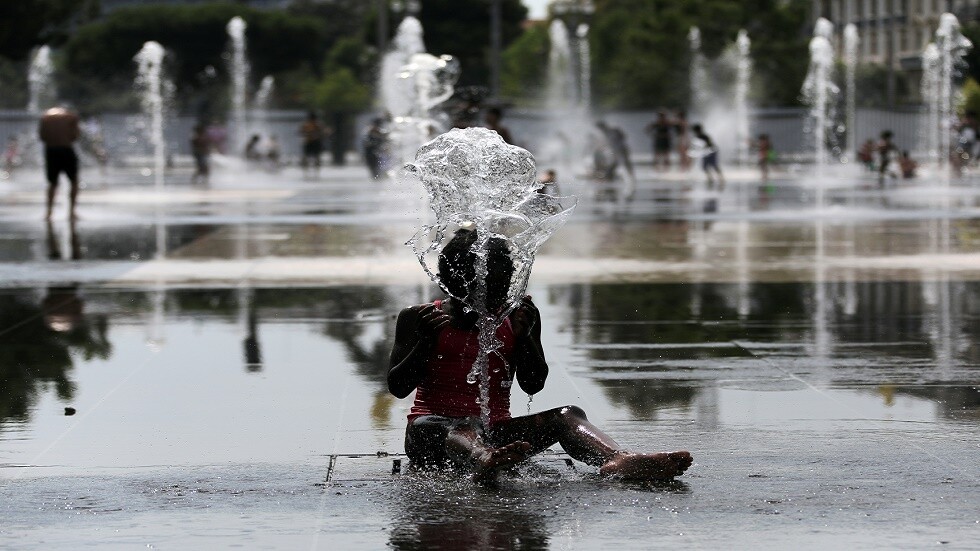 مستحمة تطفو حولها آلاف اليوروهات في مكان عام وسط مدينة فرنسية