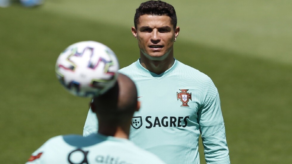 شاهد.. رونالدو ينفذ مقلبا في بيبي