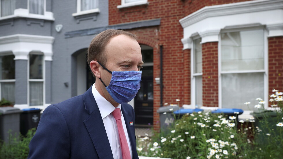 وزير بريطاني يعانق ويقبل مساعدته.. ضجة ومطالب بالتحقيق (صورة+فيديو)