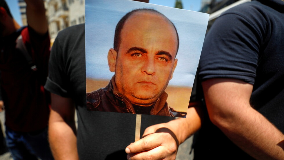 الفلسطينيون يشيعون جثمان الناشط نزار بنات.. (فيديو)