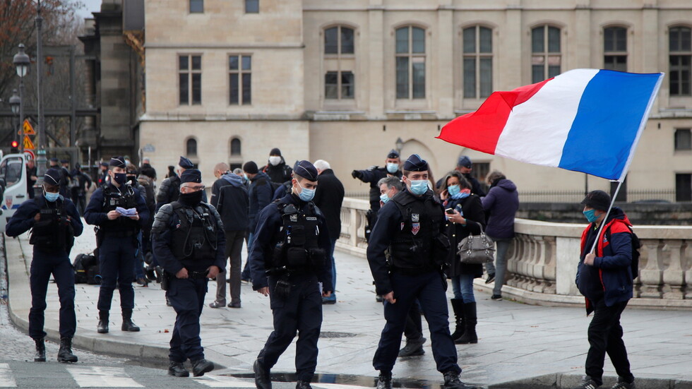 مهاجرون ينصبون 250 خيمة أمام بلدية باريس