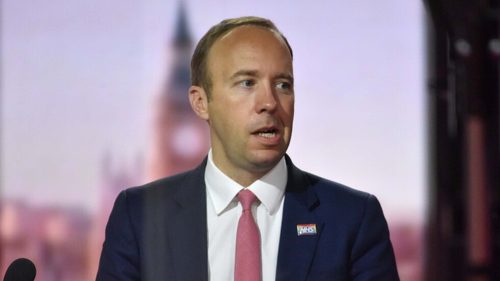 بعد تقبيله مساعدته.. وزير بريطاني يعتذر لخرقه قواعد التباعد الاجتماعي