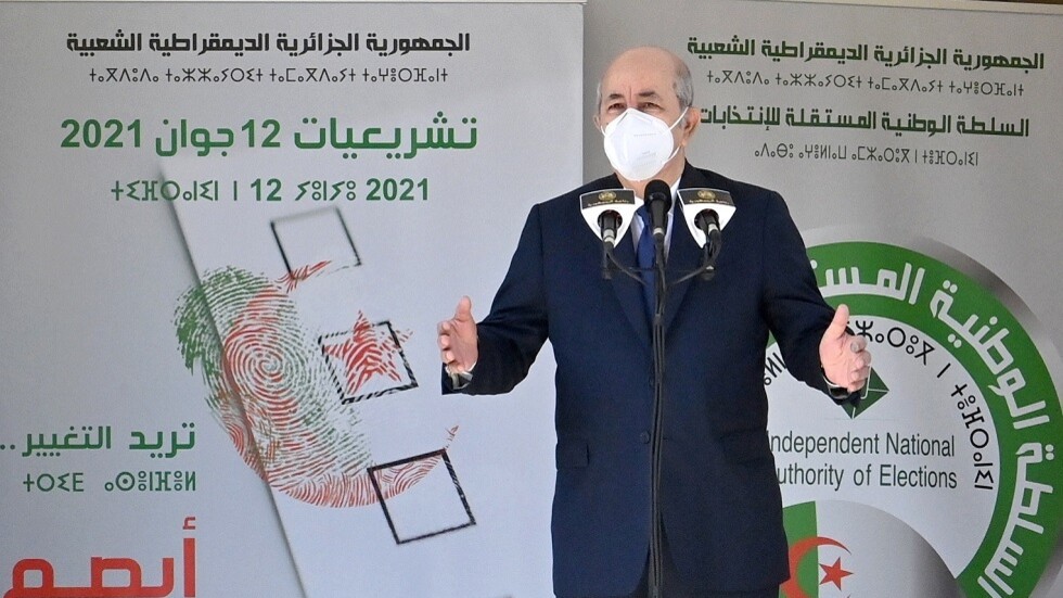 الرئيس الجزائري يبدأ مشاورات تشكيل حكومة جديدة