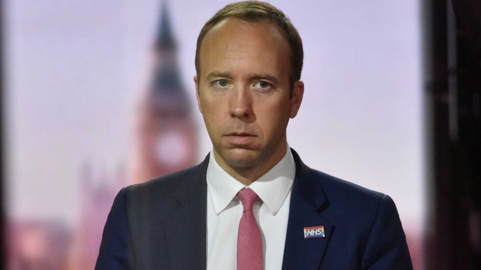 وزير الصحة البريطاني يستقيل بعد أيام من "فضيحة القبلة"